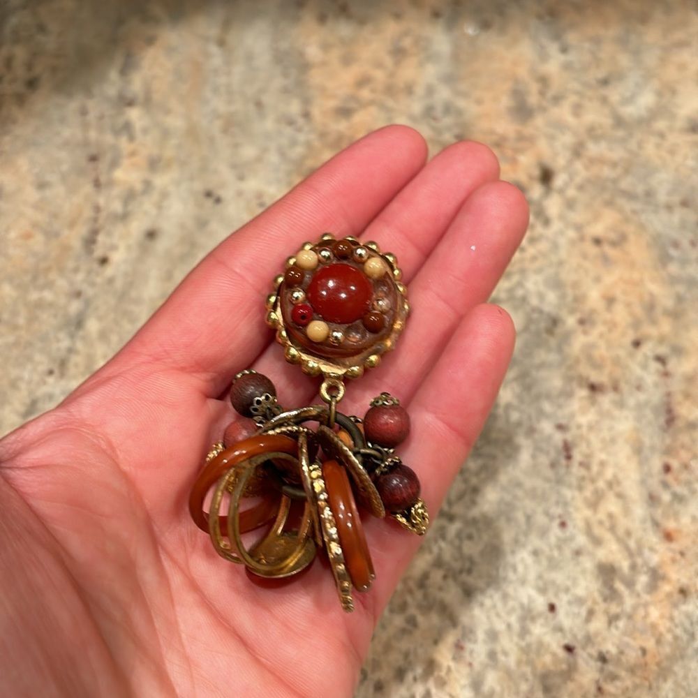 Woman's beaded clip on earring. It's only one earring - Picture 2 of 8